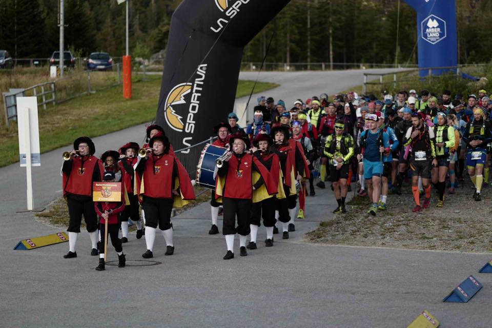 Ein stilvoller Start für die 196 Ultrarun-TeilnehmerInnen (c) Arberland Ultrarun