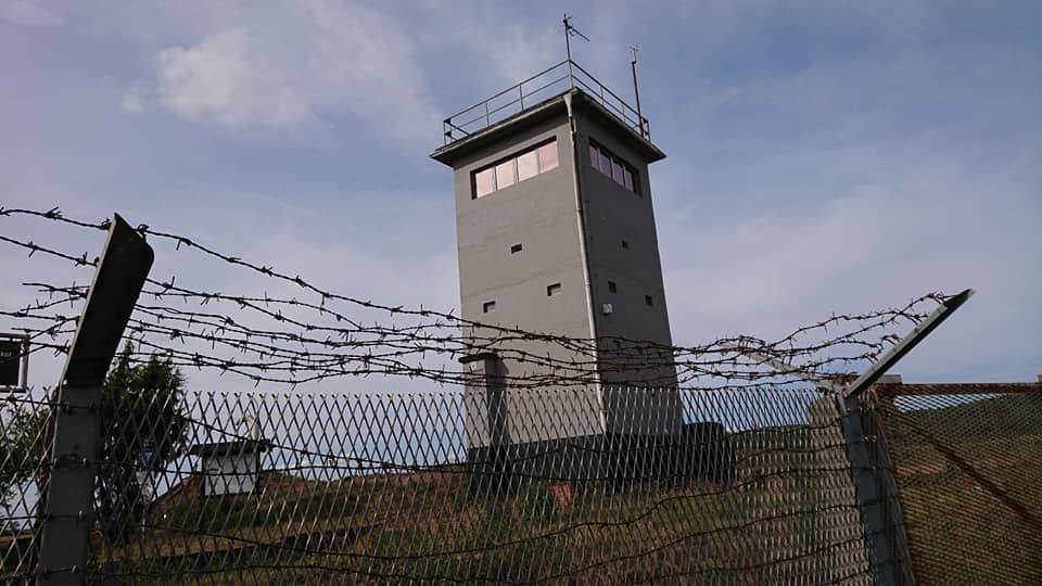 Wachturm und Grenzzaun erinnern an die Geschichte des Heldburger Landes (c) Borderland